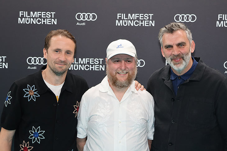 die Darsteller Tom Basden, TimKey und Regisseur James Griffiths Eröffnungsfilms The Ballad of Wallis Island (Foto: Martin Schmitz) 